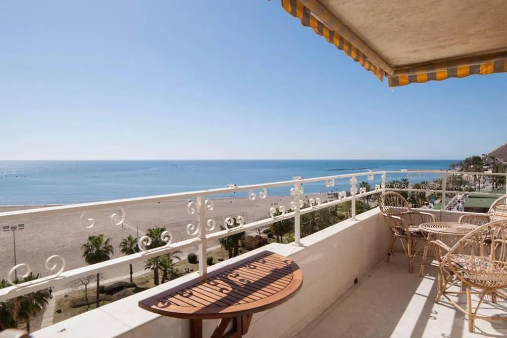 021 - Wonderful Beachfront Apartment With Stunning Sea Views بينالماذينا