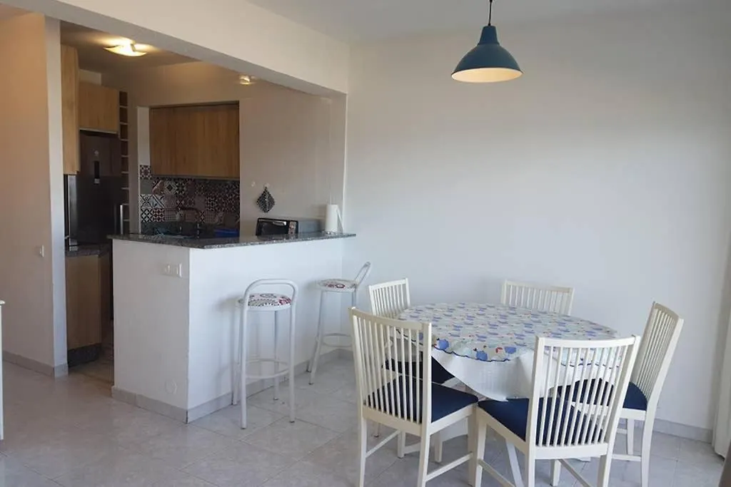 021 - Wonderful Beachfront Apartment With Stunning Sea Views بينالماذينا