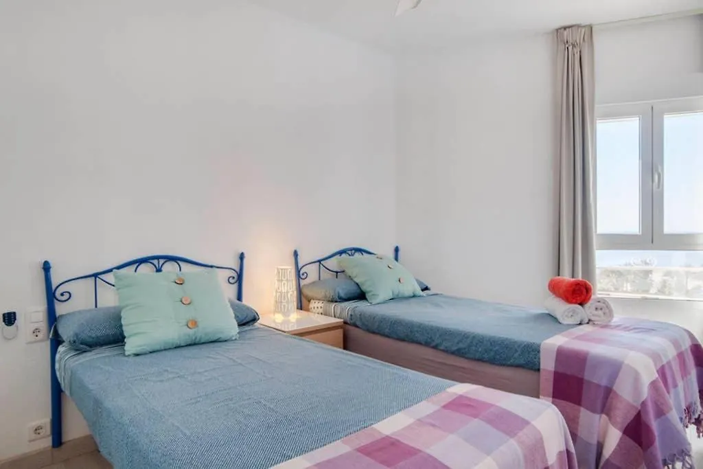 021 - Wonderful Beachfront Apartment With Stunning Sea Views بينالماذينا
