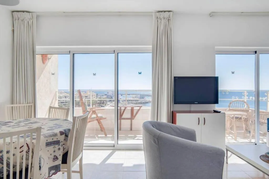 021 - Wonderful Beachfront Apartment With Stunning Sea Views بينالماذينا